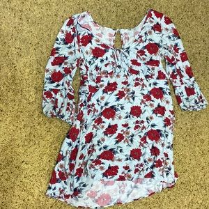 Mid sleeve dress, only been worn once, and comfortable.